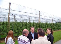 Дискусія в саду з градозахистом у Вагенінському університеті, у центрі  - В.Ляшинський